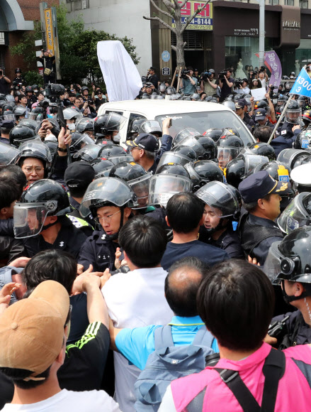 31일 오후 동구청 트럭을 이용해 부산 일본총영사관 인근 인도 앞에 놓여 있는 강제징용노동자상을 행정대집행을 통해 강제철거하자 이를 막는 시민단체와 경찰이 충돌하고 있다. 2018.5.31  연합뉴스