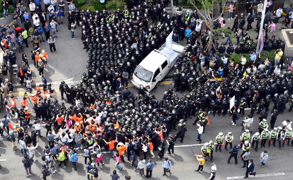 31일 오후 부산 초량동 일본총영사관 앞에 있는 강제징용노동자상이 행정대집행을 통해 강제철거되고 있다. 철거 과정에서 이를 막는 시민단체와 경찰이 충돌했다. 20여분 간의 철거작업 끝에 일본영사관 앞 인도를 떠난 노동자상은 부산 남구 일제강제동원역사관에 ‘임시보관’될 예정이다.  2018.5.31  연합뉴스