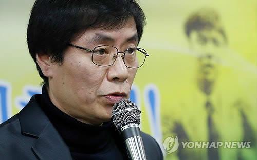 ‘유서대필 사건’ 피해자 강기훈씨가 2014년 2월 서울 서초구 서울고법에서 재심 선고 공판을 마친 뒤 기자회견에서 소감을 밝히는 모습. [연합뉴스 자료사진]