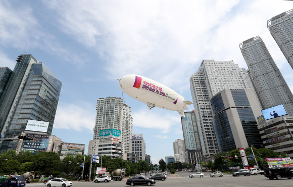 대구광역시선거관리위원회가 31일 오전 대구시 수성구 범어네거리에서 투표참여를 독려하는 의미로 무인비행선을 하늘에 띄우고 있다. 2018.5.31  연합뉴스