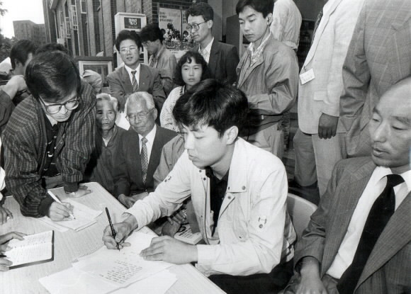 유서대필 사건이 발생한 1991년 당시 강기훈씨가 직접 필적을 보여주는 모습. 연합뉴스