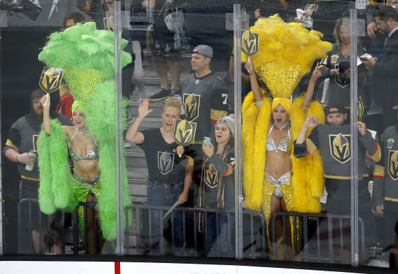 쇼걸들이 30일(현지시간) 미국 네바다주 라스베이거스에서 열린 2018 북미아이스하키리그(NHL) 스탠리컵 결승 베이거스 골든나이츠와 워싱턴 캐피털스의 경기를 관람하며 응원하고 있다. AP 연합뉴스