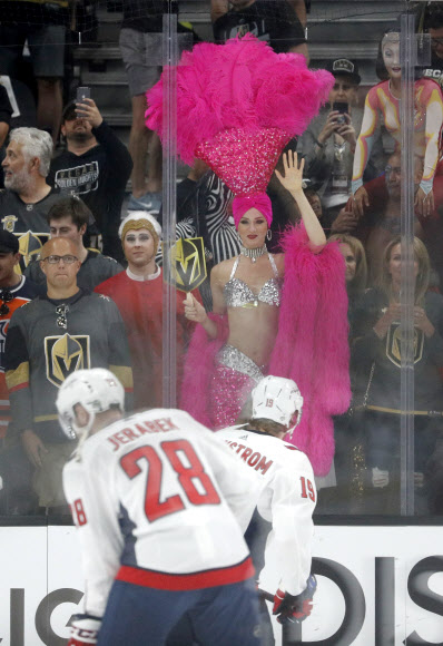 쇼걸이 30일(현지시간) 미국 네바다주 라스베이거스에서 열린 2018 북미아이스하키리그(NHL) 스탠리컵 결승 베이거스 골든나이츠와 워싱턴 캐피털스의 경기를 관람하며 응원하고 있다. AP 연합뉴스