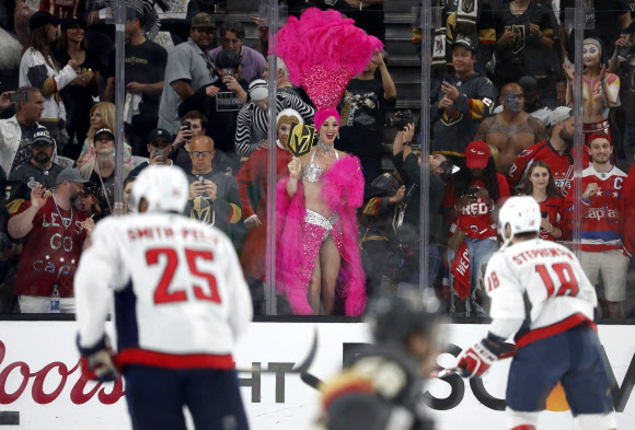 쇼걸이 30일(현지시간) 미국 네바다주 라스베이거스에서 열린 2018 북미아이스하키리그(NHL) 스탠리컵 결승 베이거스 골든나이츠와 워싱턴 캐피털스의 경기를 관람하며 응원하고 있다. AP 연합뉴스