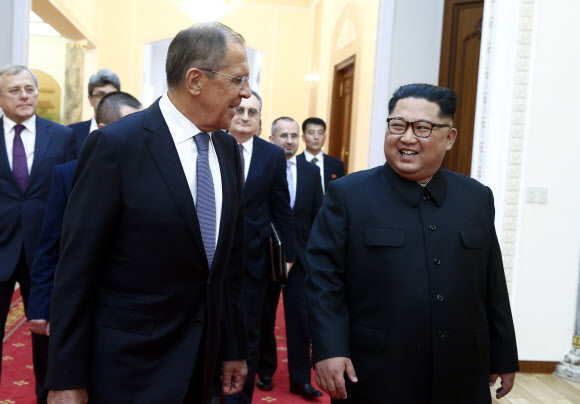 러 외무 9년 만에 방북… 김정은 면담 