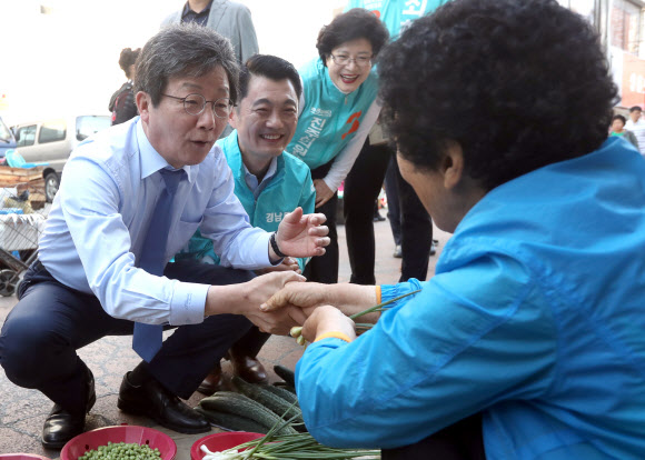 바른미래당 유승민 공동대표(왼쪽)가 1일 오전 경남 진주 중앙시장을 찾아 상인에게 같은 당 김유근 경남도지사 후보(오른쪽)에 대한 지지를 호소하고 있다. 2018.6.1  연합뉴스