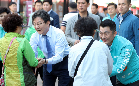 바른미래당 유승민 공동대표(왼쪽)가 1일 오전 경남 진주 중앙시장을 찾아 상인에게 같은 당 김유근 경남도지사 후보(오른쪽)에 대한 지지를 호소하고 있다. 2018.6.1  연합뉴스