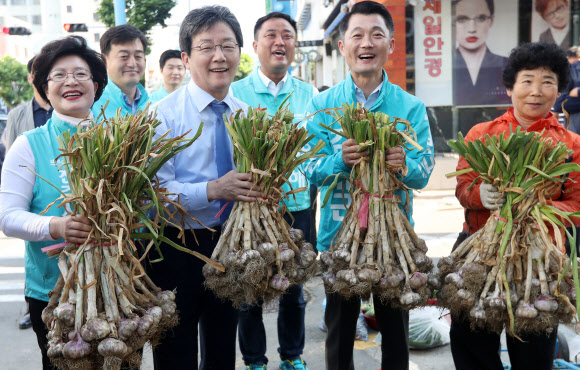 바른미래당 유승민 공동대표(왼쪽 두번째)가 1일 오전 경남 진주 중앙시장을 찾아 같은 당 김유근 경남도지사 후보(오른쪽 두번째)에 대한 지지를 호소하며 상인과 촬영하고 있다. 2018.6.1  연합뉴스