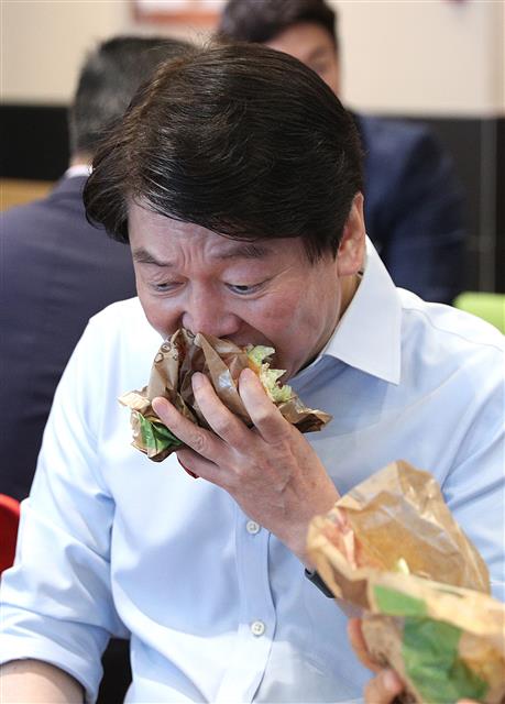 안철수 바른미래당 서울시장 후보가 1일 오전 서울 관악구의 한 햄버거 가게를 방문해 햄버거를 먹고 있다. 2018.6.1 뉴스1
