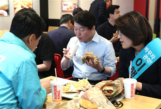 안철수 바른미래당 서울시장 후보가 1일 오전 서울 관악구의 한 햄버거 가게에서 햄버거를 먹고 있다. 2018.6.1 뉴스1