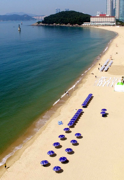 1일 문을 연 부산 해운대해수욕장에 파라솔이 설치되어 있다. 송정·송도 해수욕장도 한 달 일찍 이날 문을 열었고 광안리·다대포·일광·임랑해수욕장은 7월 1일 공식 개장한다. 2018.6.1  연합뉴스