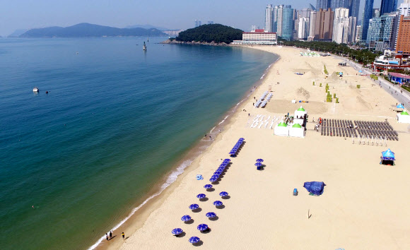 1일 문을 연 부산 해운대해수욕장에 파라솔이 설치되어 있다. 송정·송도 해수욕장도 한 달 일찍 이날 문을 열었고 광안리·다대포·일광·임랑해수욕장은 7월 1일 공식 개장한다. 2018.6.1  연합뉴스