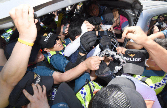 1일 서울 청와대 앞 분수대에서 열린 최저임금 삭감법 폐기 기자회견에 참석한 민주노총 노조원들이 농성장을 설치하다 경찰과 충돌하고 있다. 2018.6.1  박지환 기자 popocar@seoul.co.kr