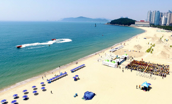 1일 문을 연 부산 해운대해수욕장에서 개장식이 열리고 있다. 송정·송도 해수욕장도 한 달 일찍 이날 문을 열었고 광안리·다대포·일광·임랑해수욕장은 7월 1일 공식 개장한다. 2018.6.1  연합뉴스
