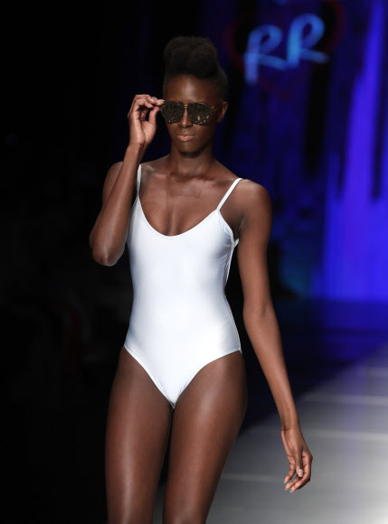 모델이 31일(현지시간) 미국 플로리다주 마이애미에서 열린 ‘마이애미 패션 위크(Miami Fashion Week)’중 디자이너 르네 루이즈의 수영복을 선보이고 있다. AP 연합뉴스