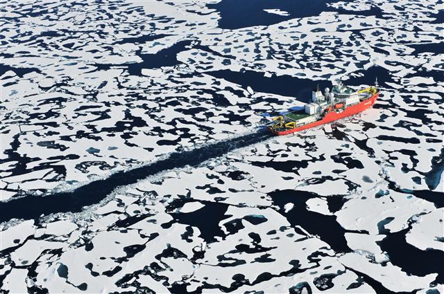 한국의 쇄빙 연구선 ‘아라온호’가 지난해 여름 북극 항로 개척 등을 위해 북극 지역 탐사에 나서 얼음을 깨며 전진하고 있다. 해양수산부 제공