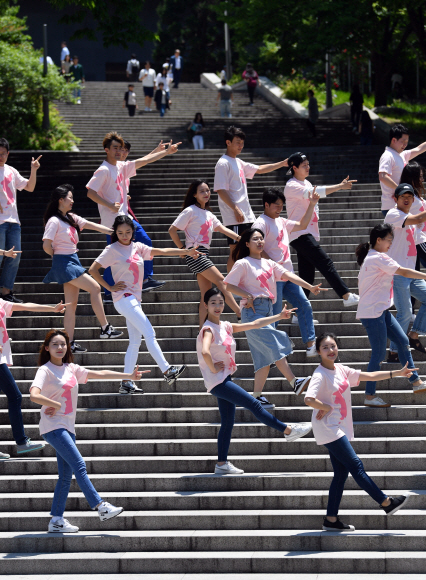 1일 서울 관악구 서울대 중앙도서관 앞에서 열린 ‘통일을 춤추다 3’플래시몹 행사에 참석한 서울대학생들이 음악에 맞춰 춤을 추고 있다. 2018.6.1 박지환기자 popocar@seoul.co.kr