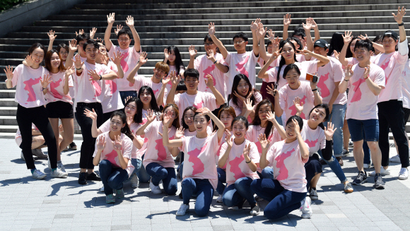 1일 서울 관악구 서울대 중앙도서관 앞에서 열린 ‘통일을 춤추다 3’플래시몹 행사에 참석한 서울대학생들이 음악에 맞춰 춤을 추고 있다. 2018.6.1 박지환기자 popocar@seoul.co.kr