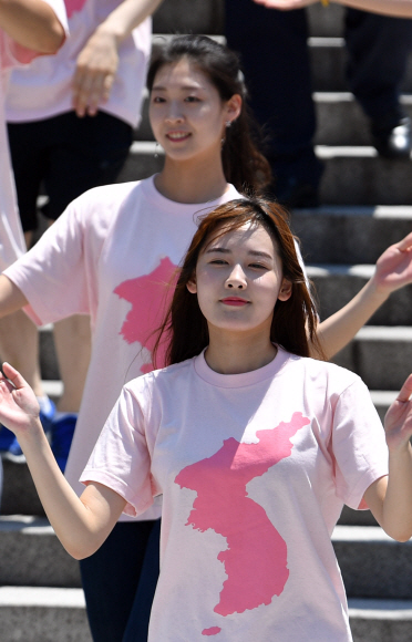 1일 서울 관악구 서울대 중앙도서관 앞에서 열린 ‘통일을 춤추다 3’플래시몹 행사에 참석한 서울대학생들이 음악에 맞춰 춤을 추고 있다. 2018.6.1 박지환기자 popocar@seoul.co.kr