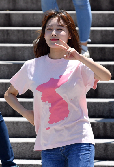 1일 서울 관악구 서울대 중앙도서관 앞에서 열린 ‘통일을 춤추다 3’플래시몹 행사에 참석한 서울대학생들이 음악에 맞춰 춤을 추고 있다. 2018.6.1 박지환기자 popocar@seoul.co.kr