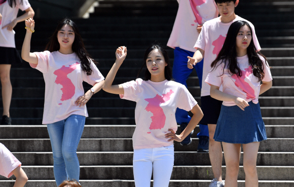 1일 서울 관악구 서울대 중앙도서관 앞에서 열린 ‘통일을 춤추다 3’플래시몹 행사에 참석한 서울대학생들이 음악에 맞춰 춤을 추고 있다. 2018.6.1 박지환기자 popocar@seoul.co.kr