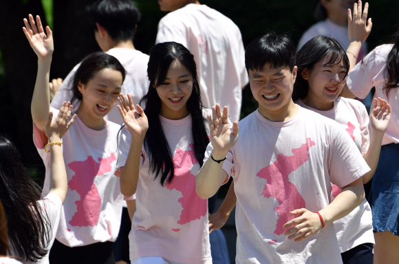 1일 서울 관악구 서울대 중앙도서관 앞에서 열린 ‘통일을 춤추다 3’플래시몹 행사에 참석한 서울대학생들이 음악에 맞춰 춤을 추고 있다. 2018.6.1 박지환기자 popocar@seoul.co.kr