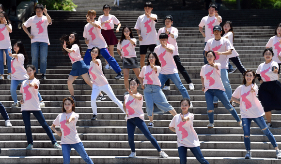 1일 서울 관악구 서울대 중앙도서관 앞에서 열린 ‘통일을 춤추다 3’플래시몹 행사에 참석한 서울대학생들이 음악에 맞춰 춤을 추고 있다. 2018.6.1 박지환기자 popocar@seoul.co.kr