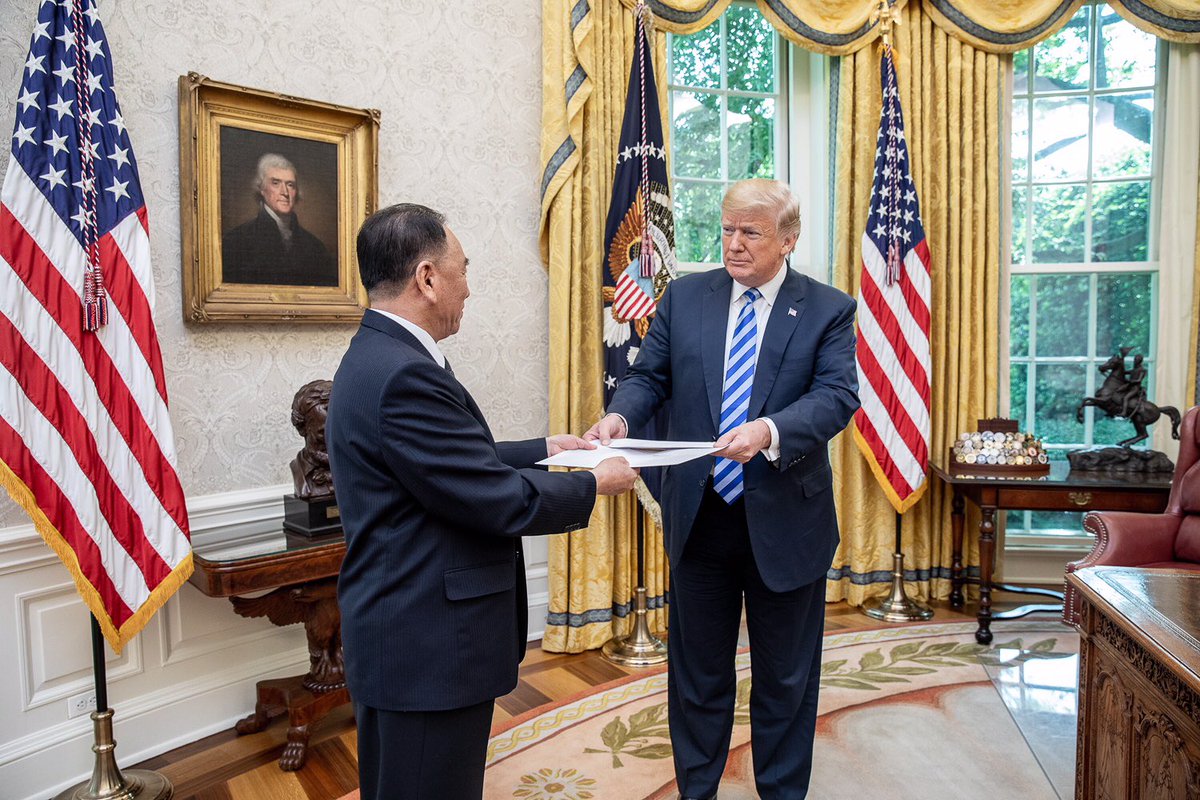 1일(현지시간) 김영철 북한 노동당 부위원장이 미국 워싱턴 백악관 집무실에서 도널드 트럼프 미국 대통령을 만나 김정은 북한 국무위원장의 친서를 전달하고 약 90분간 면담했다.  백악관 제공