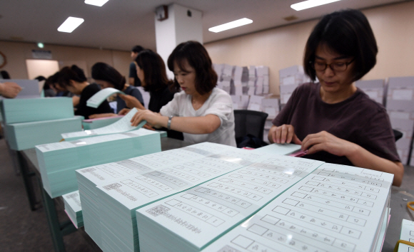 6·13 지방선거가 열흘 앞으로 다가온 3일 서울 용산구 선거관리위원회에서 직원들이 투표용지를 검수하고 있다. 2018. 6. 3. 박윤슬 기자 seul@seoul.co.kr