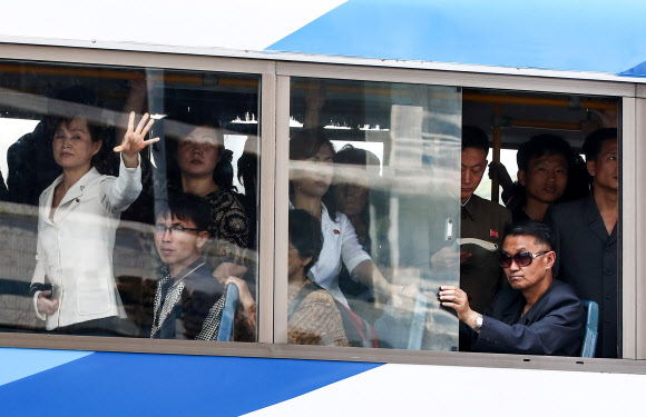 지난달 31일 촬영된 북한 평양 시내 모습이 공개됐다. 공개된 사진에는 더워진 날씨에 가벼운 옷차림을 한 북한 주민들이 거리를 지나고 있다.  TASS 연합뉴스