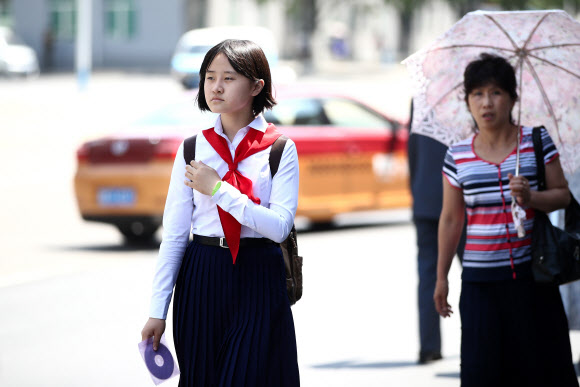 지난달 31일 촬영된 북한 평양 시내 모습이 공개됐다. 공개된 사진에는 더워진 날씨에 가벼운 옷차림을 한 북한 주민들이 거리를 지나고 있다.  TASS 연합뉴스