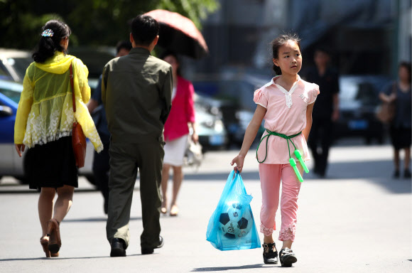 지난달 31일 촬영된 북한 평양 시내 모습이 공개됐다. 공개된 사진에는 더워진 날씨에 가벼운 옷차림을 한 북한 주민들이 거리를 지나고 있다.  TASS 연합뉴스