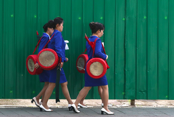 지난달 31일 촬영된 북한 평양 시내 모습이 공개됐다. 공개된 사진에는 더워진 날씨에 가벼운 옷차림을 한 북한 주민들이 거리를 지나고 있다.  TASS 연합뉴스