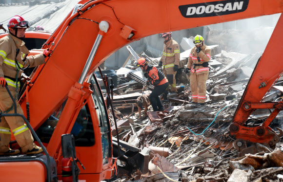 ‘붕괴’ 용산 상가 건물 잔해 수색