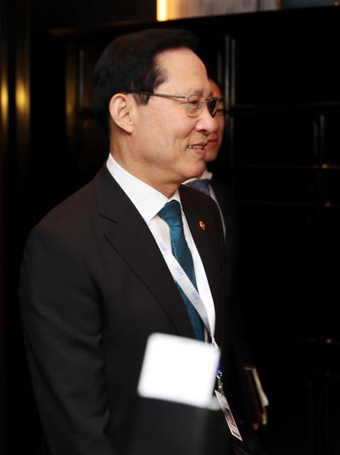한미일 국방장관 회담 참석을 위해 이동하는 송영무 장관