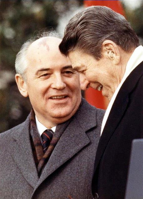 1987년 12월 8일 로널드 레이건(오른쪽) 당시 미국 대통령과 미하일 고르바초프 당시 소련 공산당 서기장이 백악관에서 미·소 정상회담을 갖기 전 담소를 나누고 있다. AFP 연합뉴스