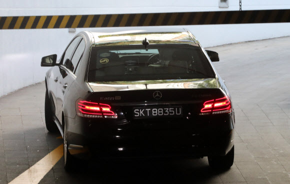 4일 오전 싱가포르 풀러튼 호텔에서 김창선 국무위원회 부장이 탄 것으로 추정되는 차량이 나가고 있다. 김창선 부장이 항상 타던 차량으로 어제 다른 수행원만 타고 나갔을 때에 비해 많은 호텔 관계자가 나와 취재를 제한했다. 김창선 부장 자리의 유리창은 짙은 블라인드가 쳐 있었다. 2018.6.4  연합뉴스