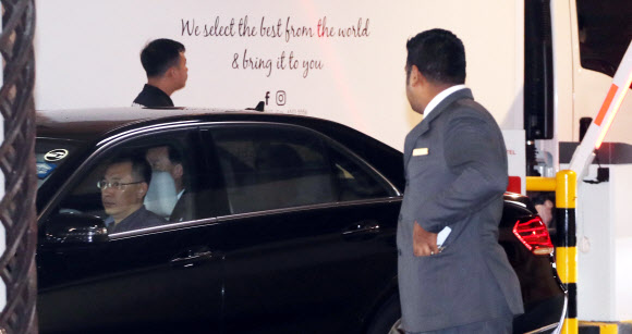 4일 오전 싱가포르 풀러튼 호텔에서 김창선 국무위원회 부장이 탄 것으로 추정되는 차량이 나가고 있다. 김창선 부장이 항상 타던 차량으로 어제 다른 수행원만 타고 나갔을 때에 비해 많은 호텔 관계자가 나와 취재를 제한했다. 김창선 부장 자리의 유리창은 짙은 블라인드가 쳐 있었다. 2018.6.4  연합뉴스