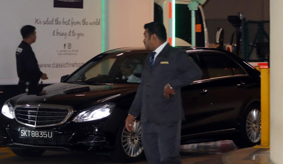 4일 오전 싱가포르 풀러튼 호텔에서 김창선 국무위원회 부장이 탄 것으로 추정되는 차량이 나가고 있다. 김창선 부장이 항상 타던 차량으로 어제 다른 수행원만 타고 나갔을 때에 비해 많은 호텔 관계자가 나와 취재를 제한했다. 김창선 부장 자리의 유리창은 짙은 블라인드가 쳐 있었다. 2018.6.4  연합뉴스