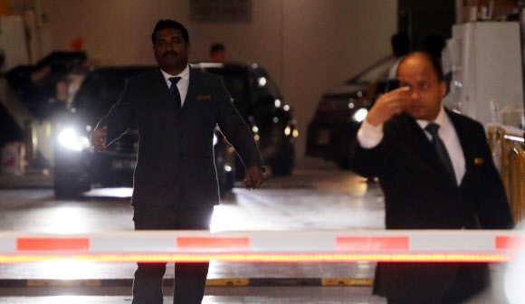 4일 오전 싱가포르 풀러튼 호텔에서 김창선 국무위원회 부장이 탄 것으로 추정되는 차량이 나가고 있다. 김창선 부장이 항상 타던 차량으로 어제 다른 수행원만 타고 나갔을 때에 비해 많은 호텔 관계자가 나와 취재를 제한했다. 김창선 부장 자리의 유리창은 짙은 블라인드가 쳐 있었다. 2018.6.4  연합뉴스