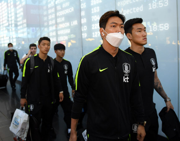 3일 오후(현지시간) 오스트리아 빈 국제공항에 도착한 대한민국 축구국가대표팀 선수들이 공항을 나서고 있다. 신태용 감독이 이끄는 대표팀은 레오강으로 이동 후 12일까지 2번의 평가전을 치른 뒤 월드컵 베이스캠프인 러시아 상트페테르 부르크로 이동한다. 2018.6.4  연합뉴스
