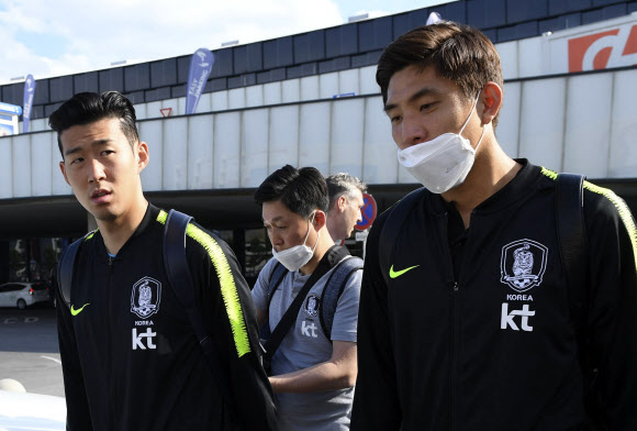 3일 오후(현지시간) 오스트리아 빈 국제공항에 도착한 대한민국 축구국가대표팀 손흥민과 윤영선이 공항을 나서고 있다. 신태용 감독이 이끄는 대표팀은 레오강으로 이동 후 12일까지 두 번의 평가전을 치른 뒤 월드컵 베이스캠프인 러시아 상트페테르 부르크로 이동한다. 2018.6.4  연합뉴스
