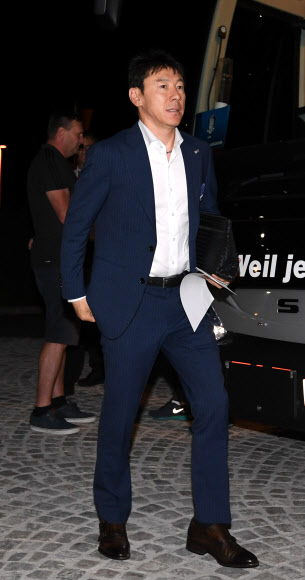 2018 러시아월드컵에 출전하는 축구대표팀 신태용 감독이 3일 오후(현지시간) 오스트리아 레오강 훈련캠프 숙소인 크랄레호프 호텔에 들어서고 있다. 신태용 감독이 이끄는 대표팀은 12일까지 두 번의 평가전을 치른 뒤 월드컵 베이스캠프인 러시아 상트페테르 부르크로 이동한다. 2018.6.4  연합뉴스