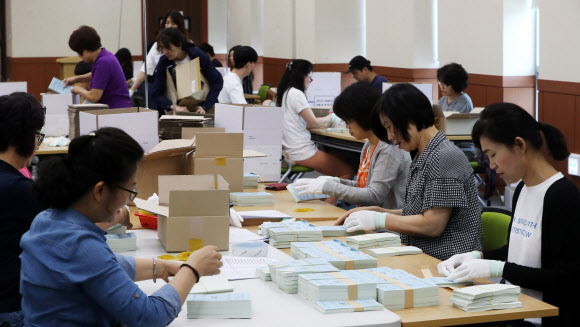 4일 오전 경기도 수원시 영통구 경기도선거관리위원회에서 관계자들이 6·13 지방선거 투표용지 검수작업을 하고 있다. 2018.6.4  연합뉴스