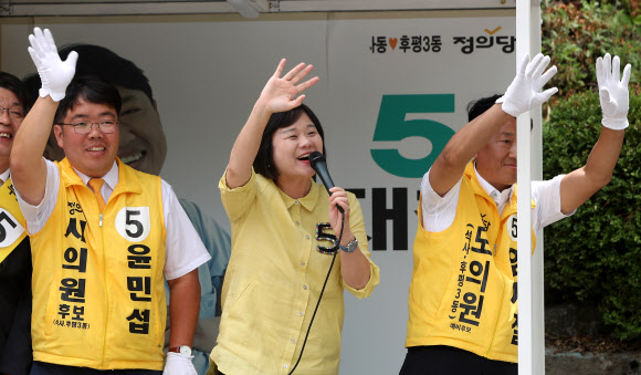 정의당 이정미 대표(가운데)가 4일 오전 강원 춘천시 강원대학교 후문에서 유권자들에게 강원과 춘천지역 정의당 후보들을 지지해줄것을 호소하고 있다. 2018.6.4  연합뉴스