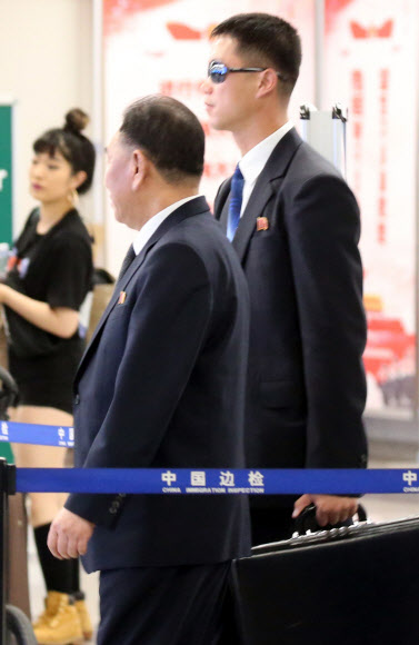 미국 방문을 마친 김영철 북한 노동당 부위원장 겸 통일전선부장이 4일 베이징(北京)을 거쳐 귀국길에 올랐다. 김정은 북한 국무위원장의 ‘복심’인 김 부위원장은 이날 정오께(현지시간) 출발한 평양행 고려항공에 최강일 외무성 북아메리카국 국장대행 등 일행과 함께 탑승했다. 2018.6.4  연합뉴스