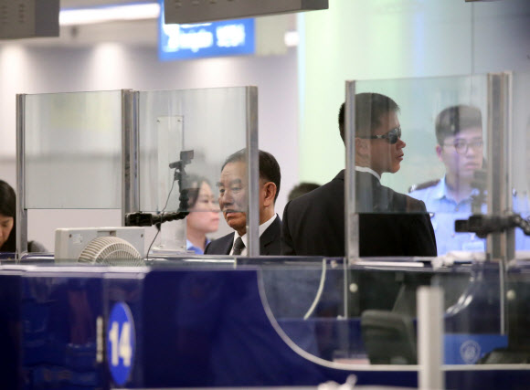 미국 방문을 마친 김영철 북한 노동당 부위원장 겸 통일전선부장이 4일 베이징(北京)을 거쳐 귀국길에 올랐다. 김정은 북한 국무위원장의 ‘복심’인 김 부위원장은 이날 정오께(현지시간) 출발한 평양행 고려항공에 최강일 외무성 북아메리카국 국장대행 등 일행과 함께 탑승했다. 2018.6.4  연합뉴스