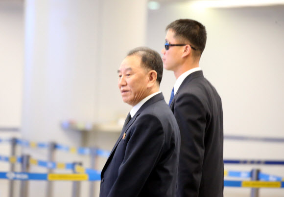 미국 방문을 마친 김영철 북한 노동당 부위원장 겸 통일전선부장이 4일 베이징(北京)을 거쳐 귀국길에 올랐다. 김정은 북한 국무위원장의 ‘복심’인 김 부위원장은 이날 정오께(현지시간) 출발한 평양행 고려항공에 최강일 외무성 북아메리카국 국장대행 등 일행과 함께 탑승했다. 2018.6.4  연합뉴스