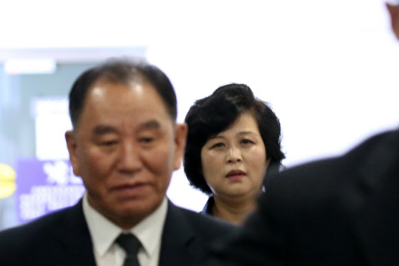 북 김영철과 함께 귀국하는 김성혜 실장