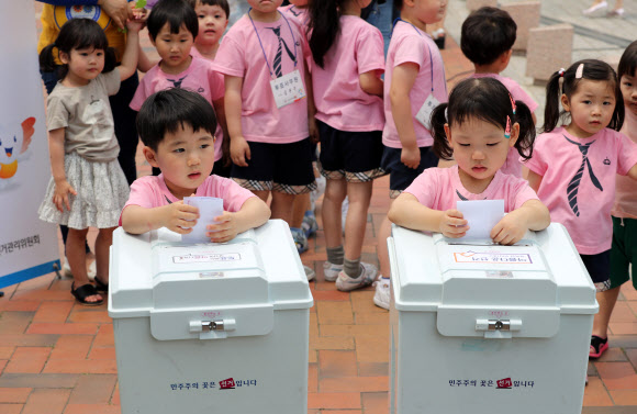 4일 대구시 달서구 두류공원에서 어린이들이 모의투표 체험을 하고 있다. 2018.6.4  연합뉴스